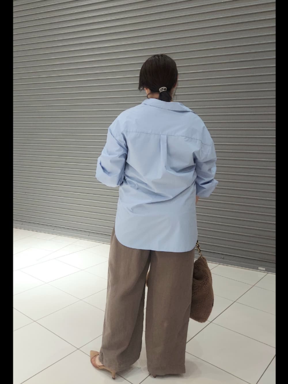 ブルー系のシャツ/ブラウス、ブラウン系のその他パンツ、ブラウン系のパンプスを着用したレディースの秋コーディネートの2枚目の写真