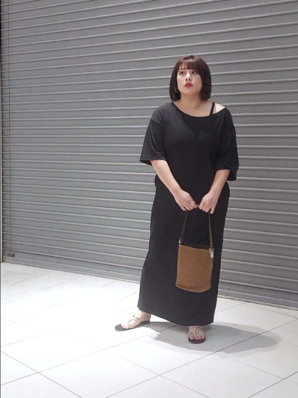 ブラック系のワンピース、シルバー系のネックレスを着用したレディースの夏コーディネートの3枚目の写真