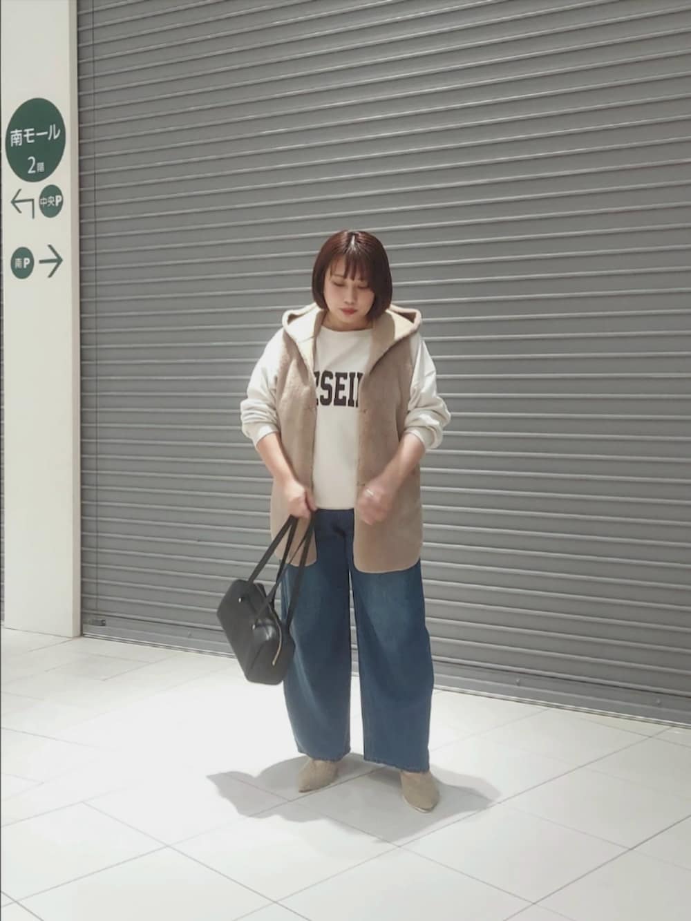 ブラウン系のその他アウター、ブルー系のデニムパンツ、ホワイト系のスウェットを着用したレディースの秋コーディネートの3枚目の写真