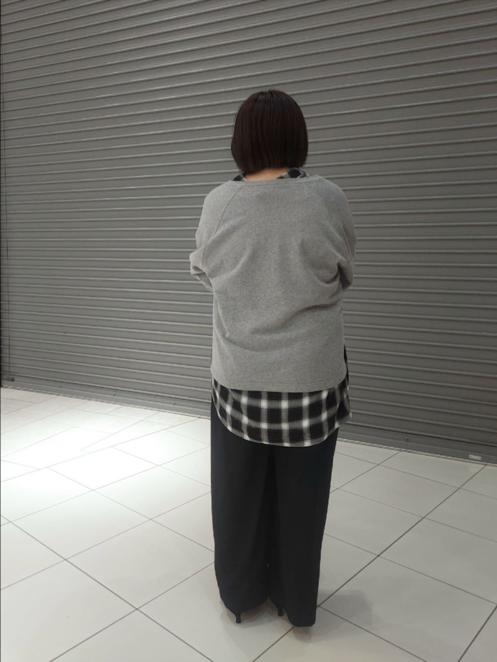 ブラック系のシャツ/ブラウス、ブラウン系のその他パンツを着用したレディースの秋コーディネートの2枚目の写真