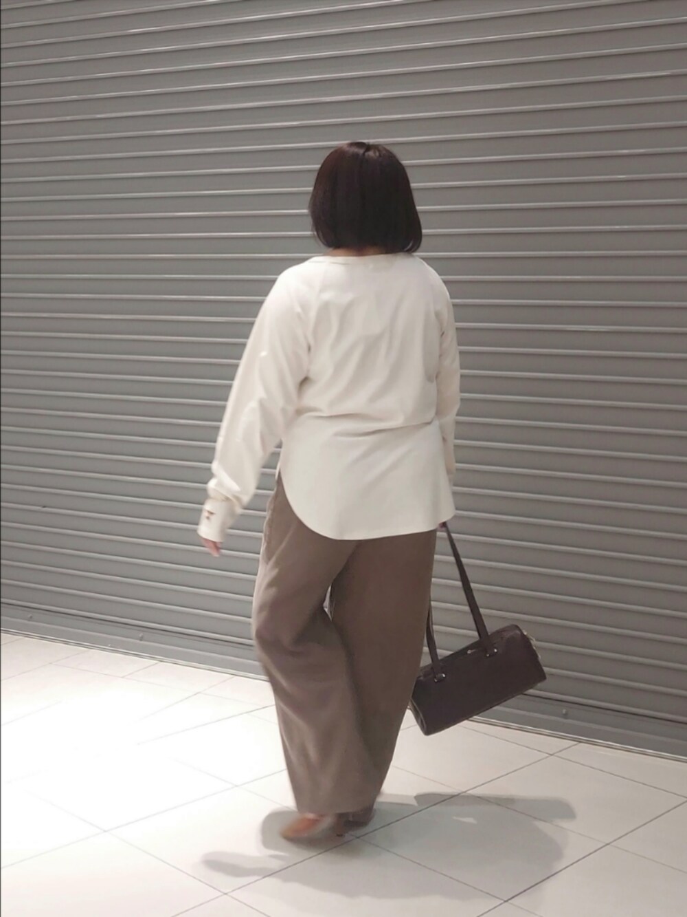 ホワイト系のTシャツ/カットソー、ブラウン系のその他パンツ、ブラウン系のショルダーバッグを着用したレディースの秋コーディネートの2枚目の写真