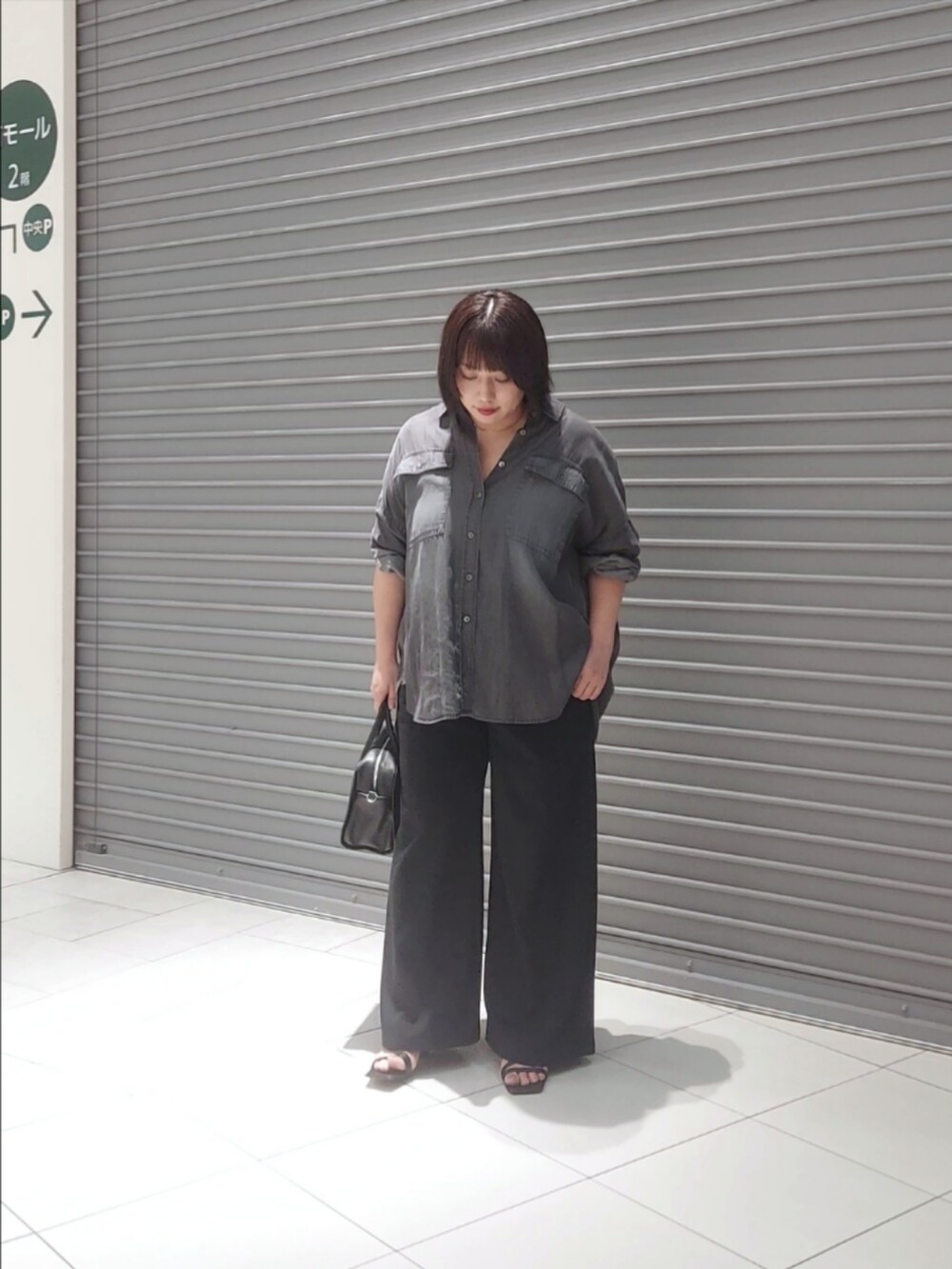ブラック系のシャツ/ブラウス、ブラック系のその他パンツ、ブラック系のサンダルを着用したレディースの夏コーディネートの3枚目の写真