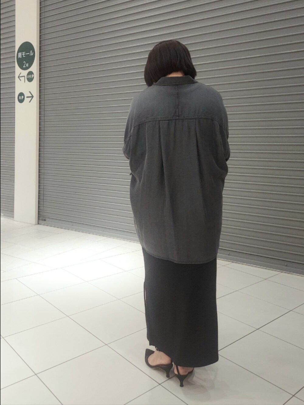 ブラック系のシャツ/ブラウス、グレー系のワンピース、ブラック系のパンプスを着用したレディースの夏コーディネートの2枚目の写真