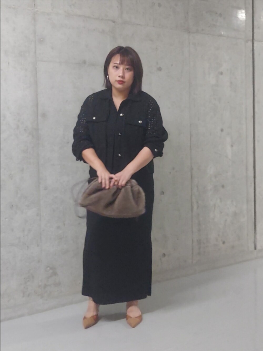 ブラック系のその他アウター、ブラウン系のワンピース、ブラック系のパンプスを着用したレディースの夏コーディネートの3枚目の写真