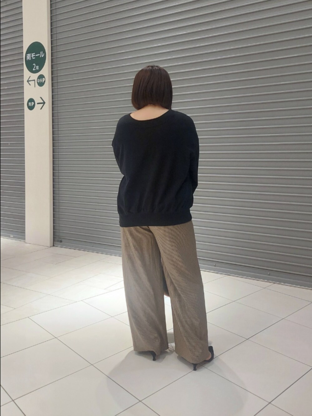 ブラック系のスウェット、ブラウン系のその他パンツ、ブラック系のパンプスを着用したレディースの夏コーディネートの2枚目の写真
