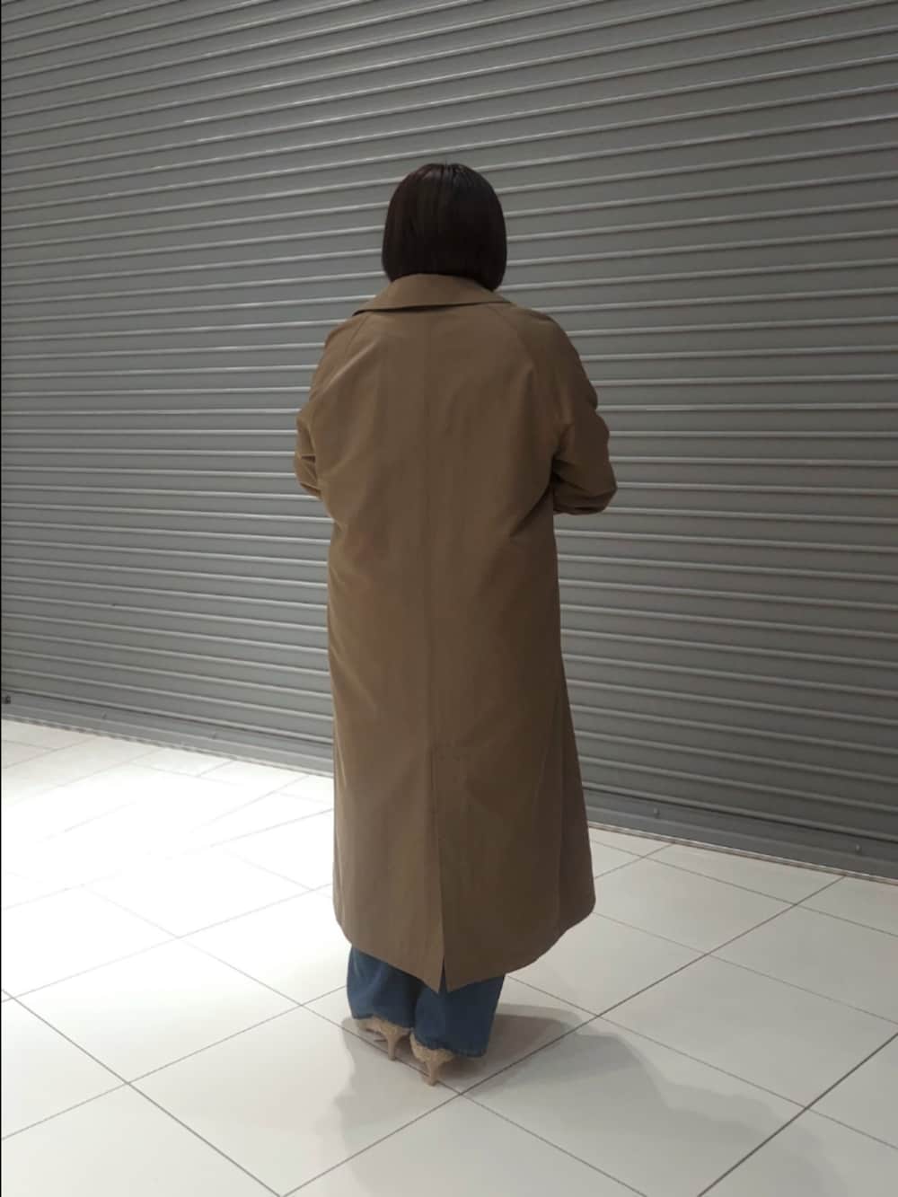 ブラウン系のその他アウター、ホワイト系のスウェット、ブルー系のデニムパンツを着用したレディースの秋コーディネートの2枚目の写真