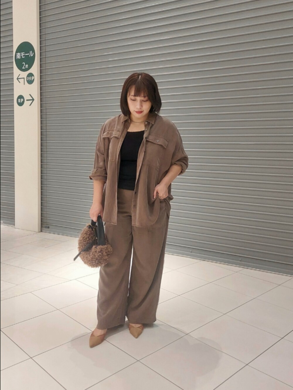 ブラウン系のその他パンツ、ブラウン系のシャツ/ブラウス、ブラック系のタンクトップを着用したレディースの秋コーディネートの3枚目の写真
