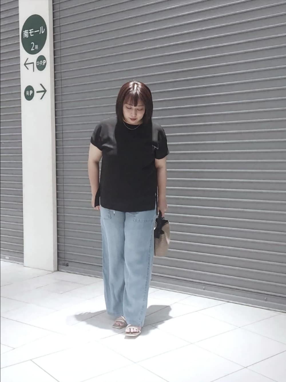 ブラック系のシャツ/ブラウス、ブルー系のその他パンツ、ブラック系のハンドバッグを着用したレディースの夏コーディネートの3枚目の写真