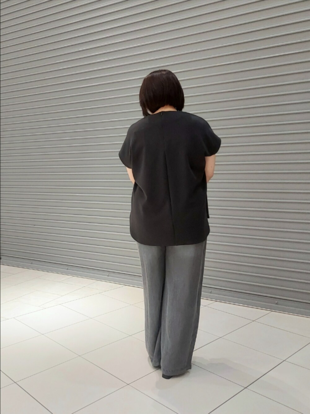 グレー系のTシャツ/カットソー、ブラック系のその他パンツ、ホワイト系のボディバッグ/ウエストポーチを着用したレディースの夏コーディネートの2枚目の写真