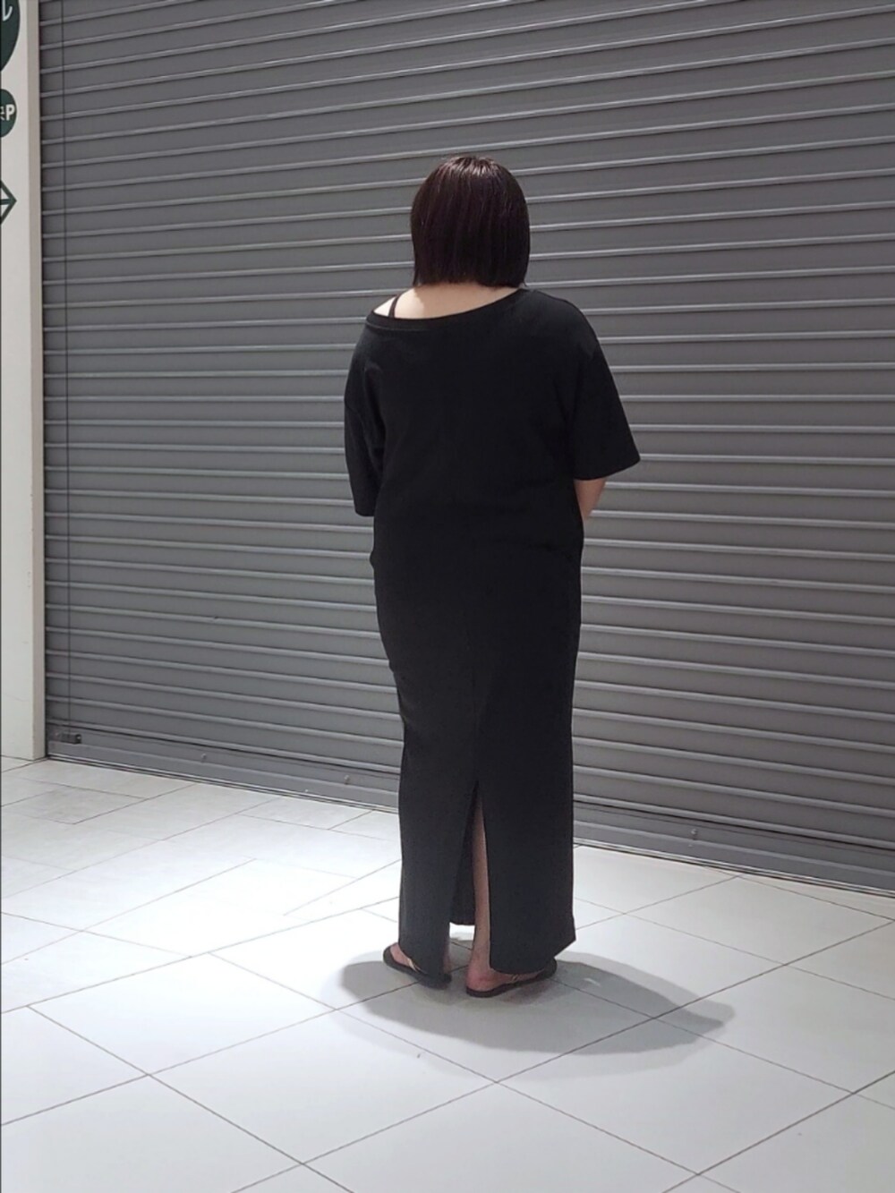 ブラック系のワンピース、シルバー系のネックレスを着用したレディースの夏コーディネートの2枚目の写真