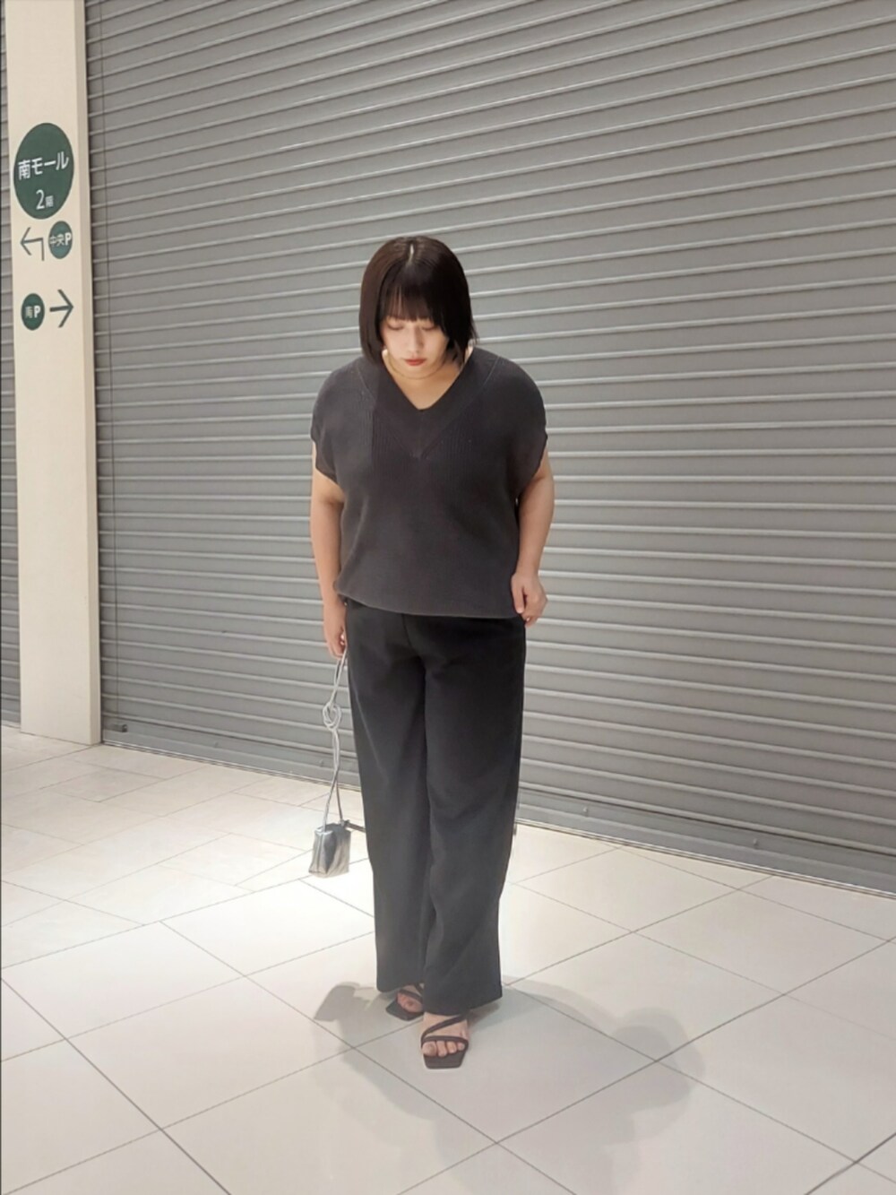 グレー系のニット/セーター、ブラック系のその他パンツ、ブラック系のサンダルを着用したレディースの夏コーディネートの3枚目の写真