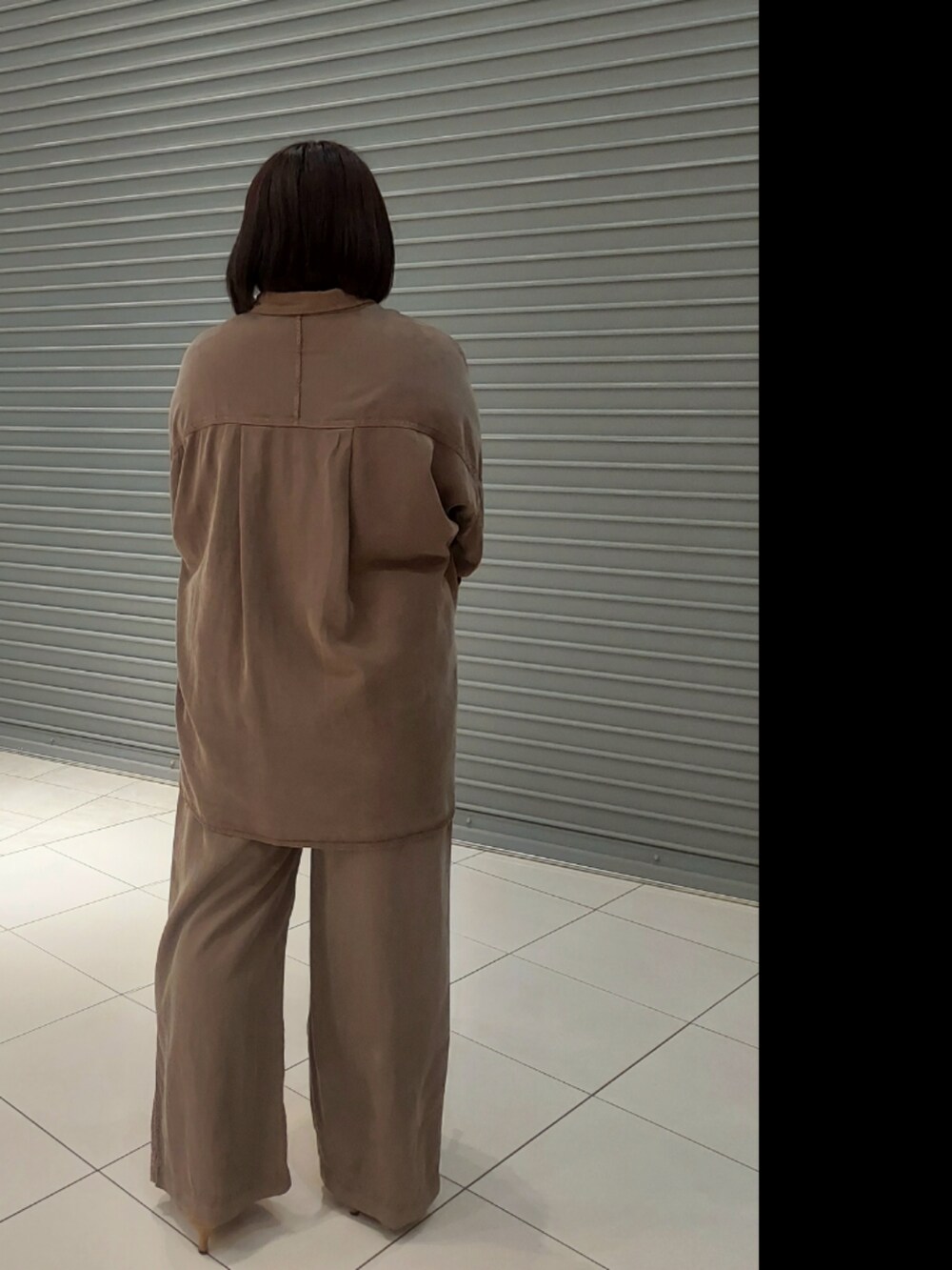 ブラウン系のその他パンツ、ブラウン系のシャツ/ブラウス、ブラック系のタンクトップを着用したレディースの秋コーディネートの2枚目の写真