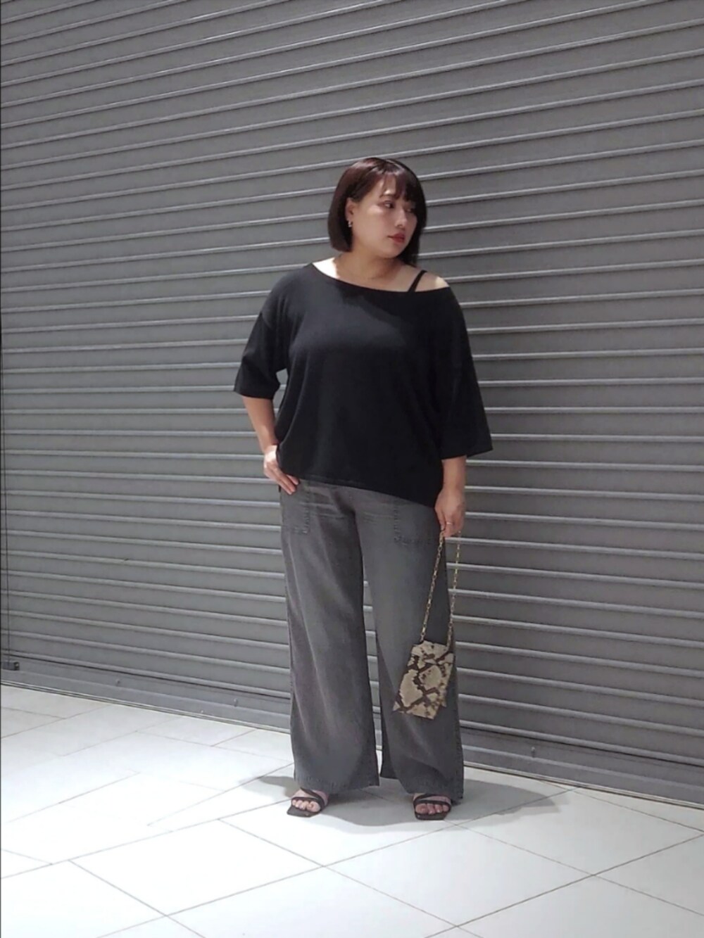 ブラック系のニット/セーター、ブラック系のその他パンツ、ブラック系のサンダルを着用したレディースの夏コーディネートの3枚目の写真