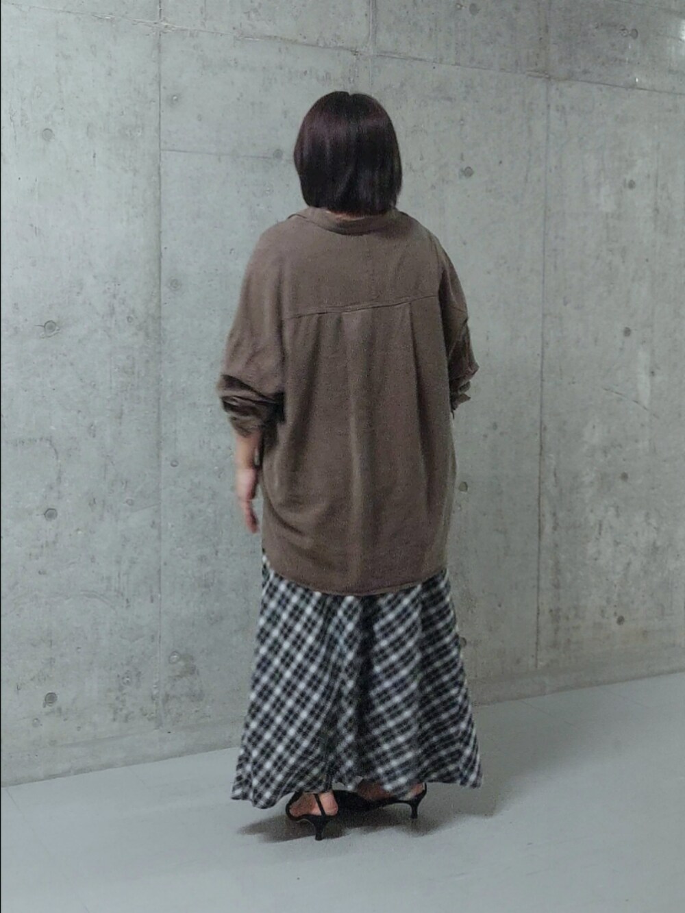 ブラウン系のシャツ/ブラウス、ブラック系のスカート、ブラック系のパンプスを着用したレディースの夏コーディネートの3枚目の写真