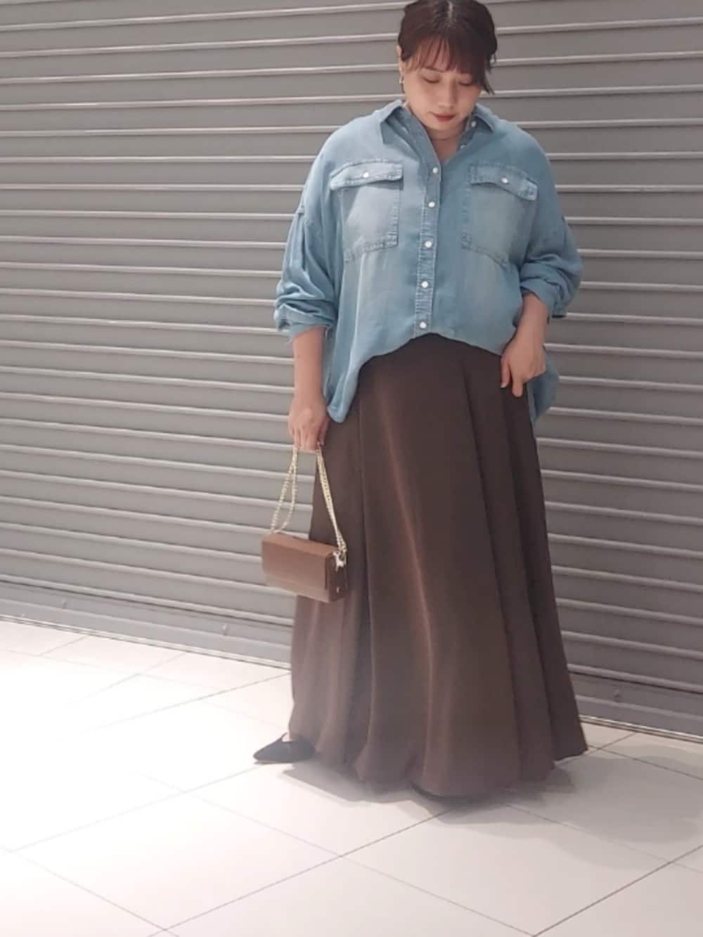 ブルー系のシャツ/ブラウス、ブラウン系のスカートを着用したレディースの夏コーディネートの2枚目の写真