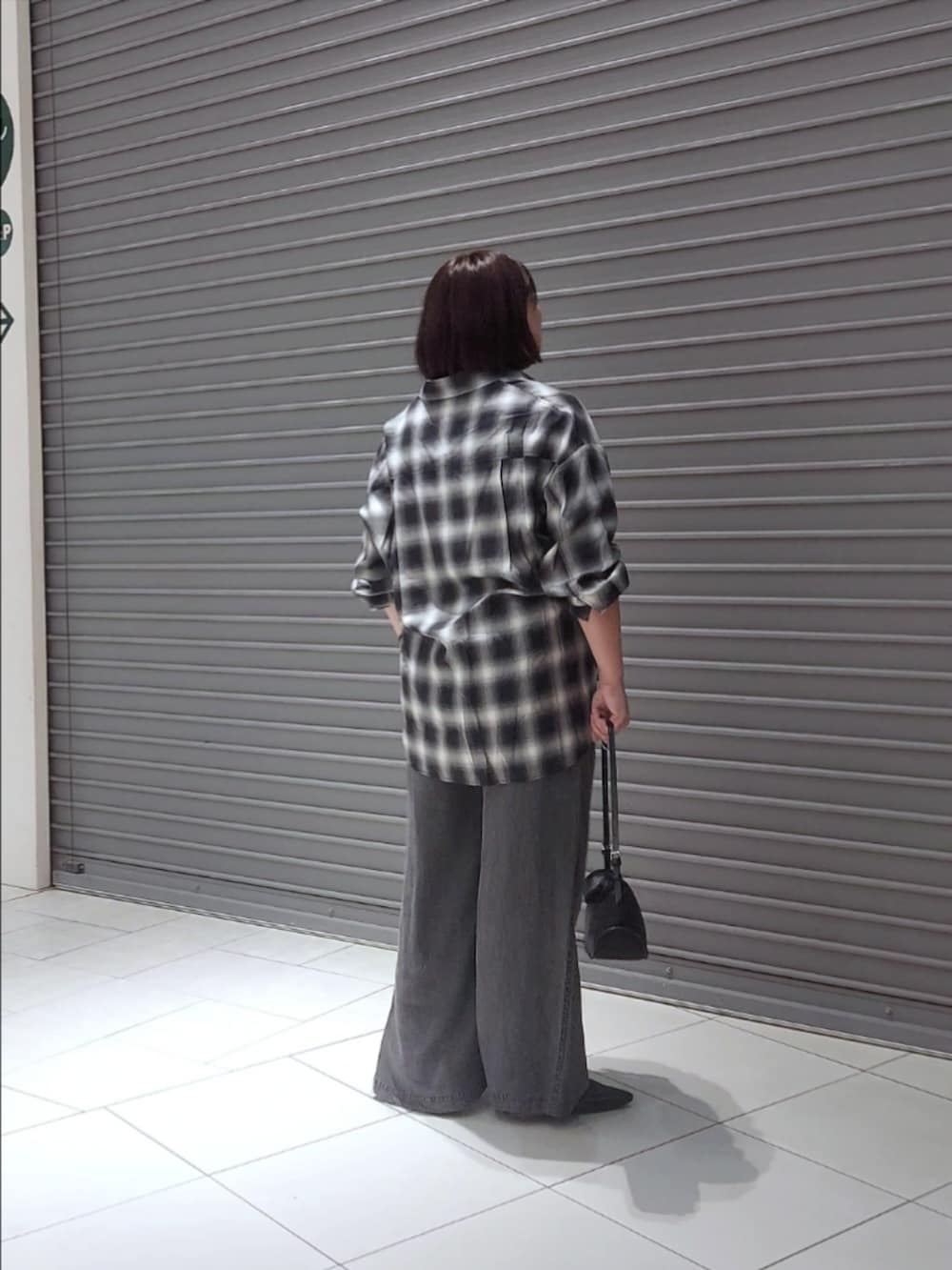 ブルー系のシャツ/ブラウス、ブラック系のその他パンツを着用したレディースの夏コーディネートの2枚目の写真