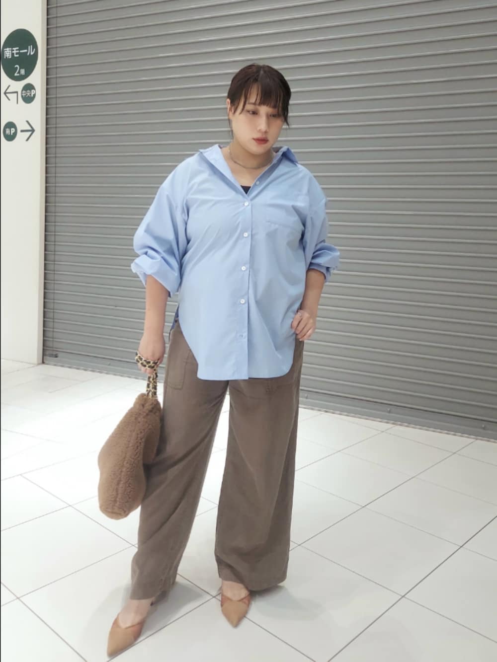 ブルー系のシャツ/ブラウス、ブラウン系のその他パンツ、ブラウン系のパンプスを着用したレディースの秋コーディネートの3枚目の写真