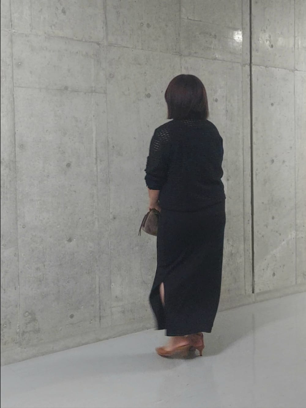 ブラック系のその他アウター、ブラウン系のワンピース、ブラック系のパンプスを着用したレディースの夏コーディネートの2枚目の写真