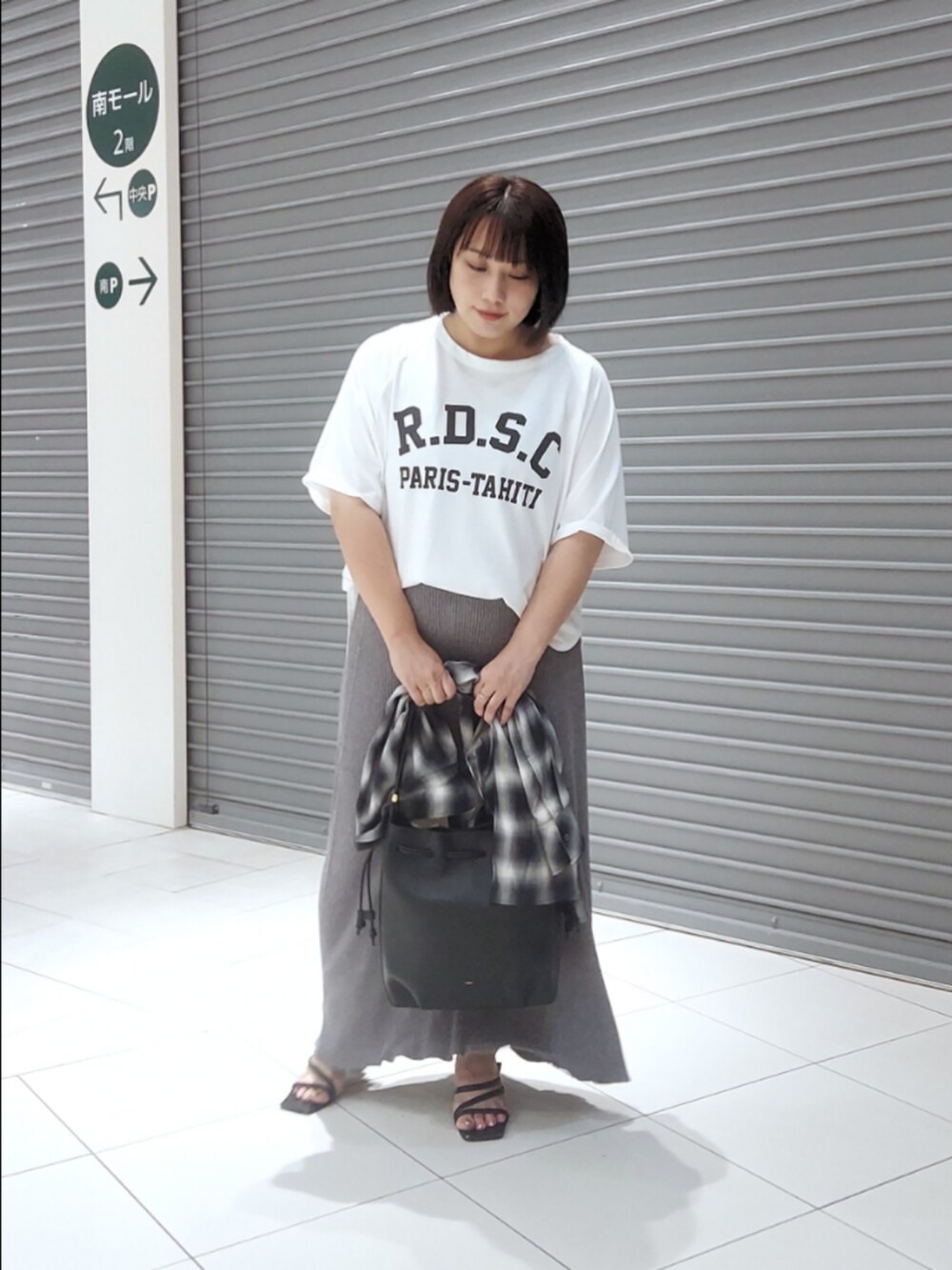 ブラウン系のTシャツ/カットソー、ブルー系のシャツ/ブラウス、グレー系のスカートを着用したレディースの夏コーディネートの3枚目の写真