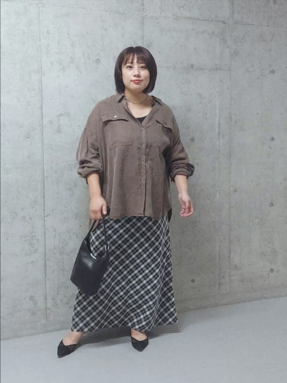 ブラウン系のシャツ/ブラウス、ブラック系のスカート、ブラック系のパンプスを着用したレディースの夏コーディネートの2枚目の写真