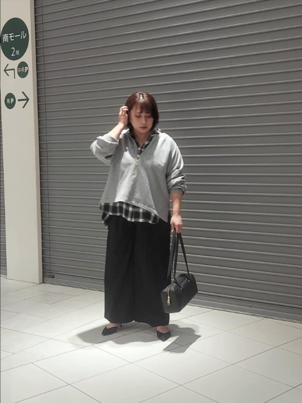 ブラック系のシャツ/ブラウス、ブラウン系のその他パンツを着用したレディースの秋コーディネートの3枚目の写真