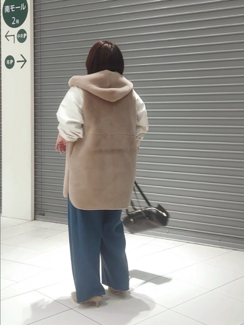 ブラウン系のその他アウター、ブルー系のデニムパンツ、ホワイト系のスウェットを着用したレディースの秋コーディネートの2枚目の写真