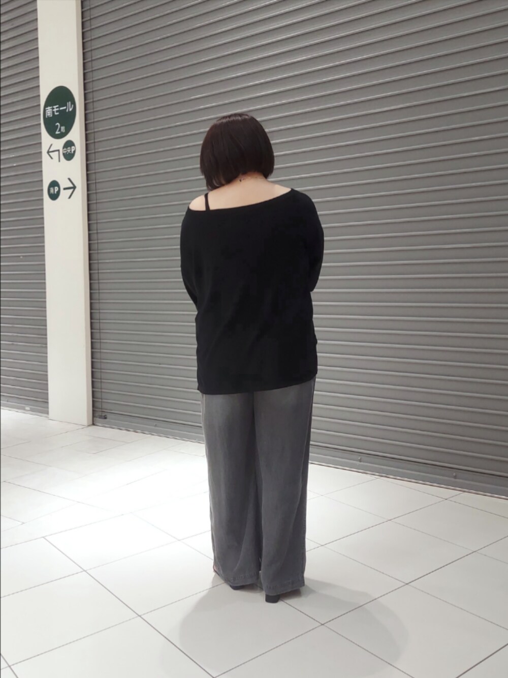 ブラック系のニット/セーター、ブラック系のその他パンツ、ブラック系のサンダルを着用したレディースの夏コーディネートの2枚目の写真