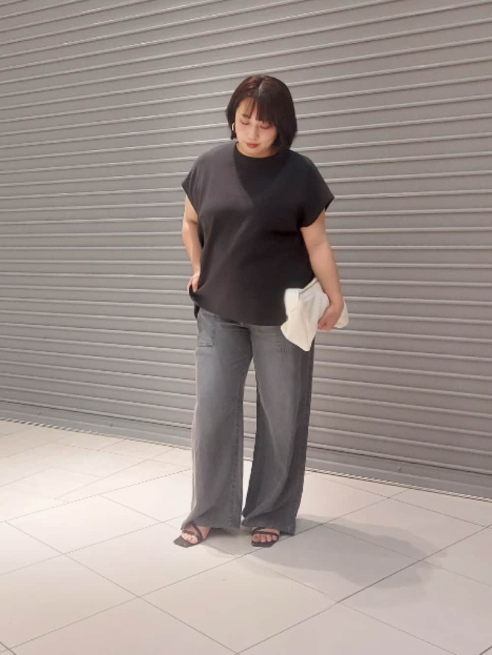 グレー系のTシャツ/カットソー、ブラック系のその他パンツ、ホワイト系のボディバッグ/ウエストポーチを着用したレディースの夏コーディネートの3枚目の写真