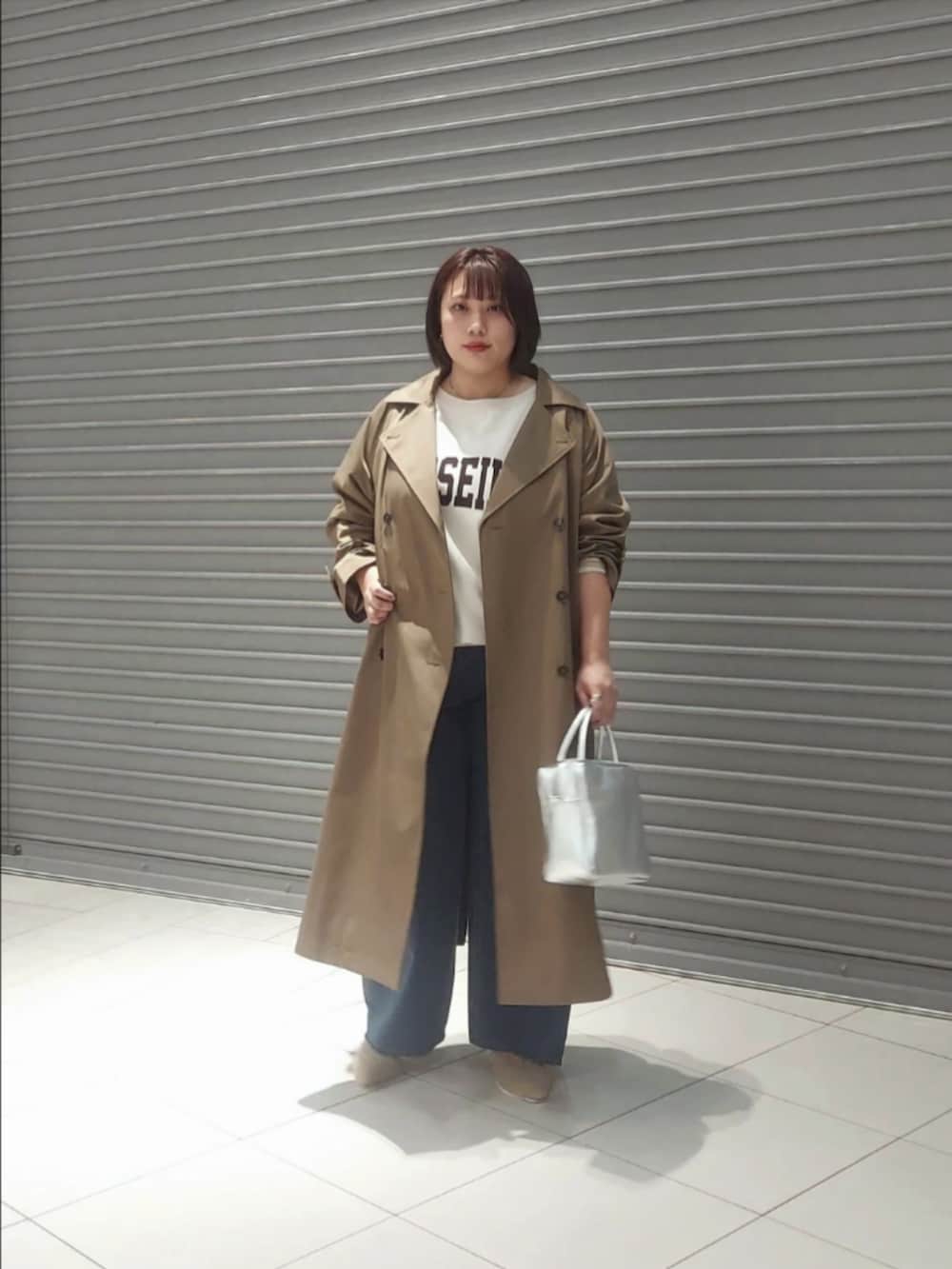 ブラウン系のその他アウター、ホワイト系のスウェット、ブルー系のデニムパンツを着用したレディースの秋コーディネートの3枚目の写真