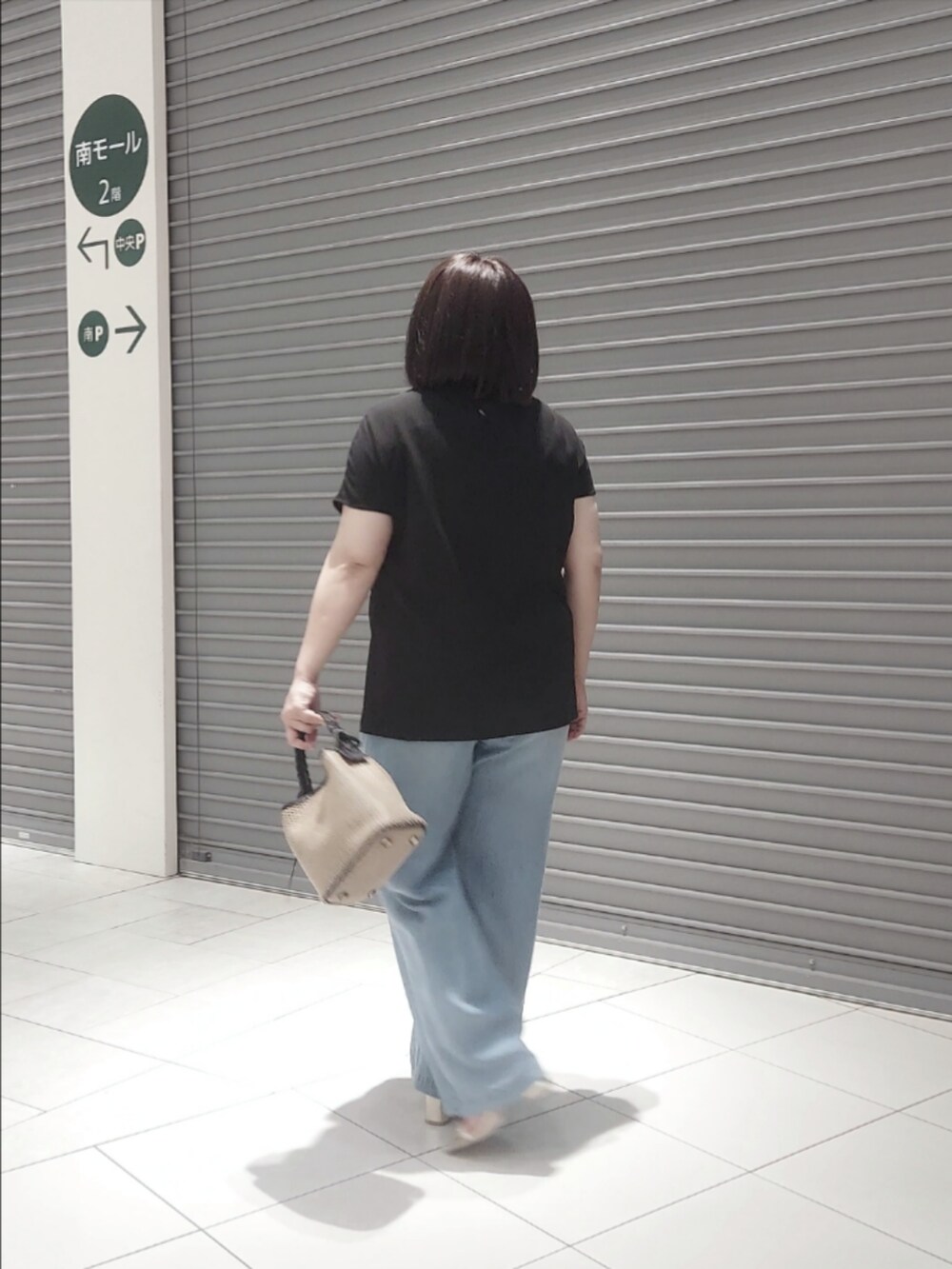 ブラック系のシャツ/ブラウス、ブルー系のその他パンツ、ブラック系のハンドバッグを着用したレディースの夏コーディネートの2枚目の写真