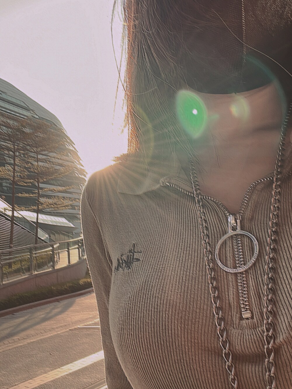 ブルー系のデニムジャケット、グリーン系のワンピースを着用したレディースの冬コーディネートの2枚目の写真