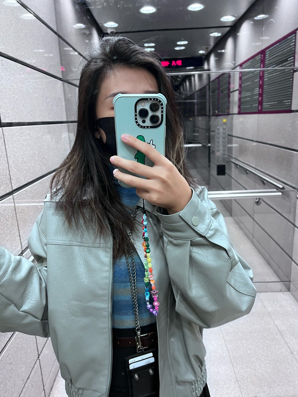 ホワイト系のスニーカーを着用したレディースの冬コーディネートの2枚目の写真