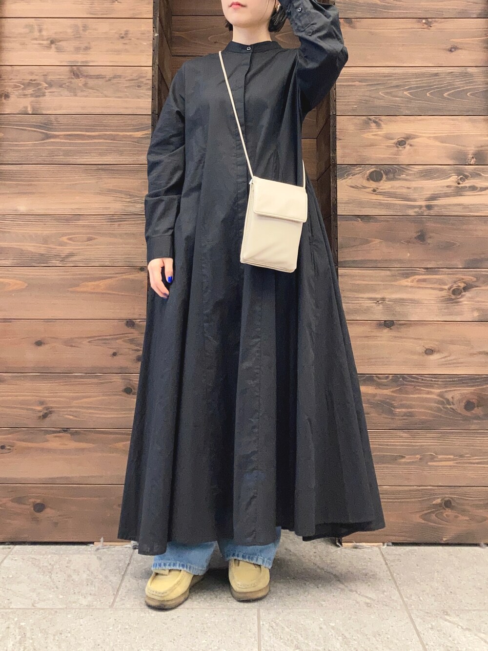 ブラック系のワンピース、グレー系のショルダーバッグ、ベージュ系のシューズを着用したレディースの春コーディネートの2枚目の写真