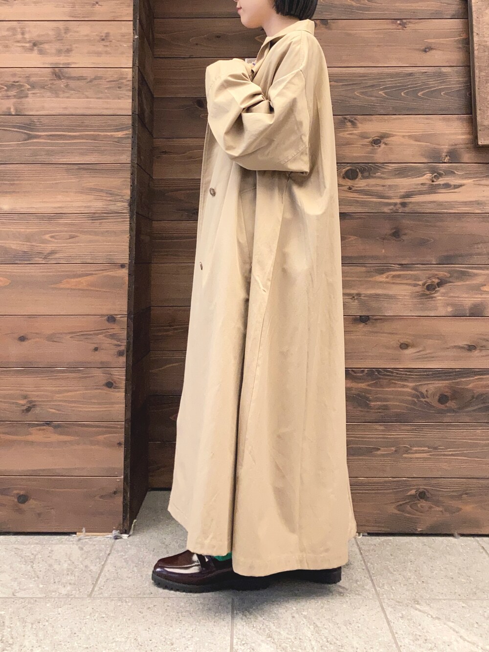 グレー系のシャツ/ブラウス、ベージュ系のその他アウター、ブラウン系のローファーを着用したレディースの春コーディネートの2枚目の写真