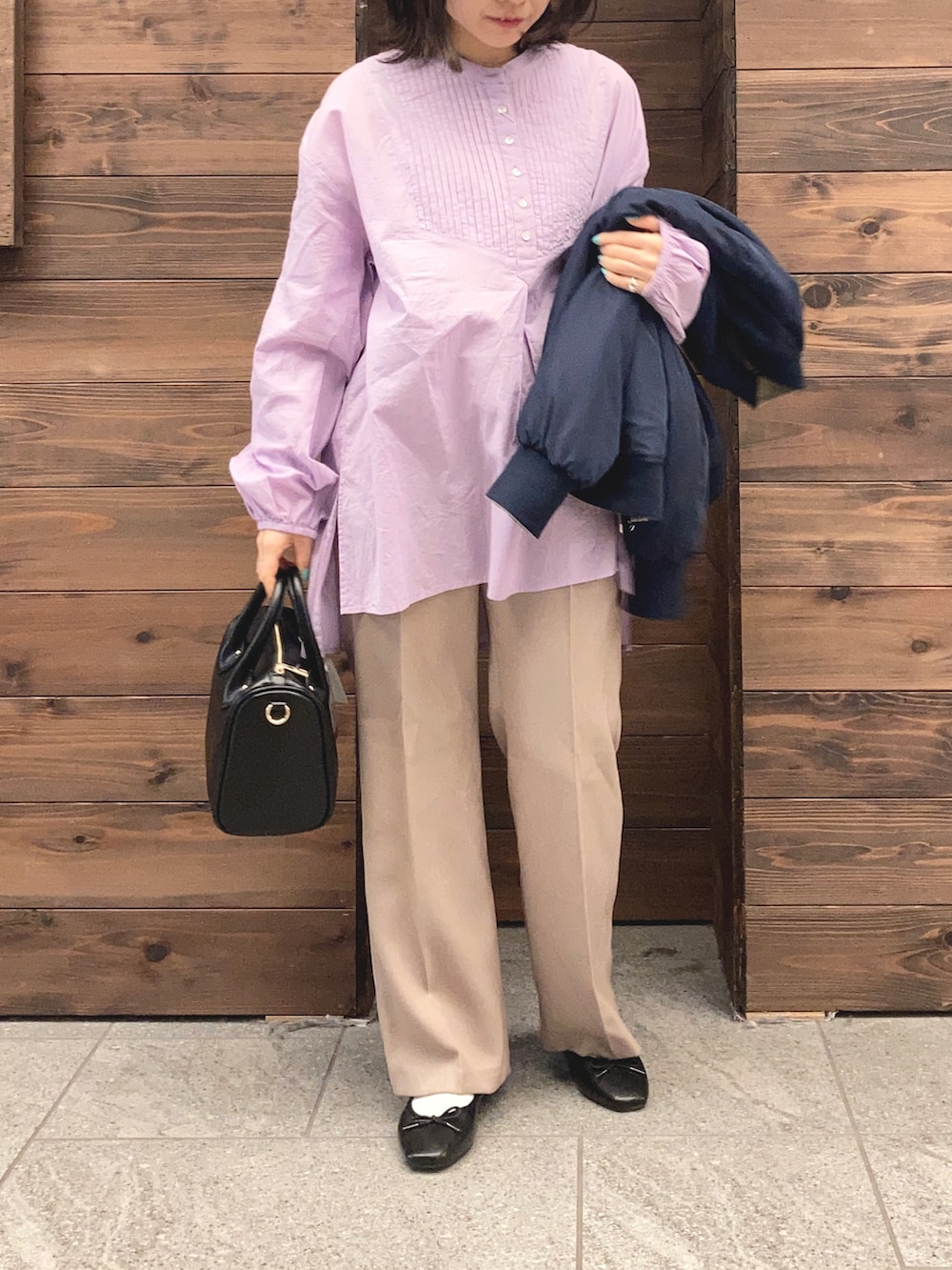 ベージュ系のMA-1、パープル系のシャツ/ブラウス、グレー系のその他パンツを着用したレディースの冬コーディネートの2枚目の写真