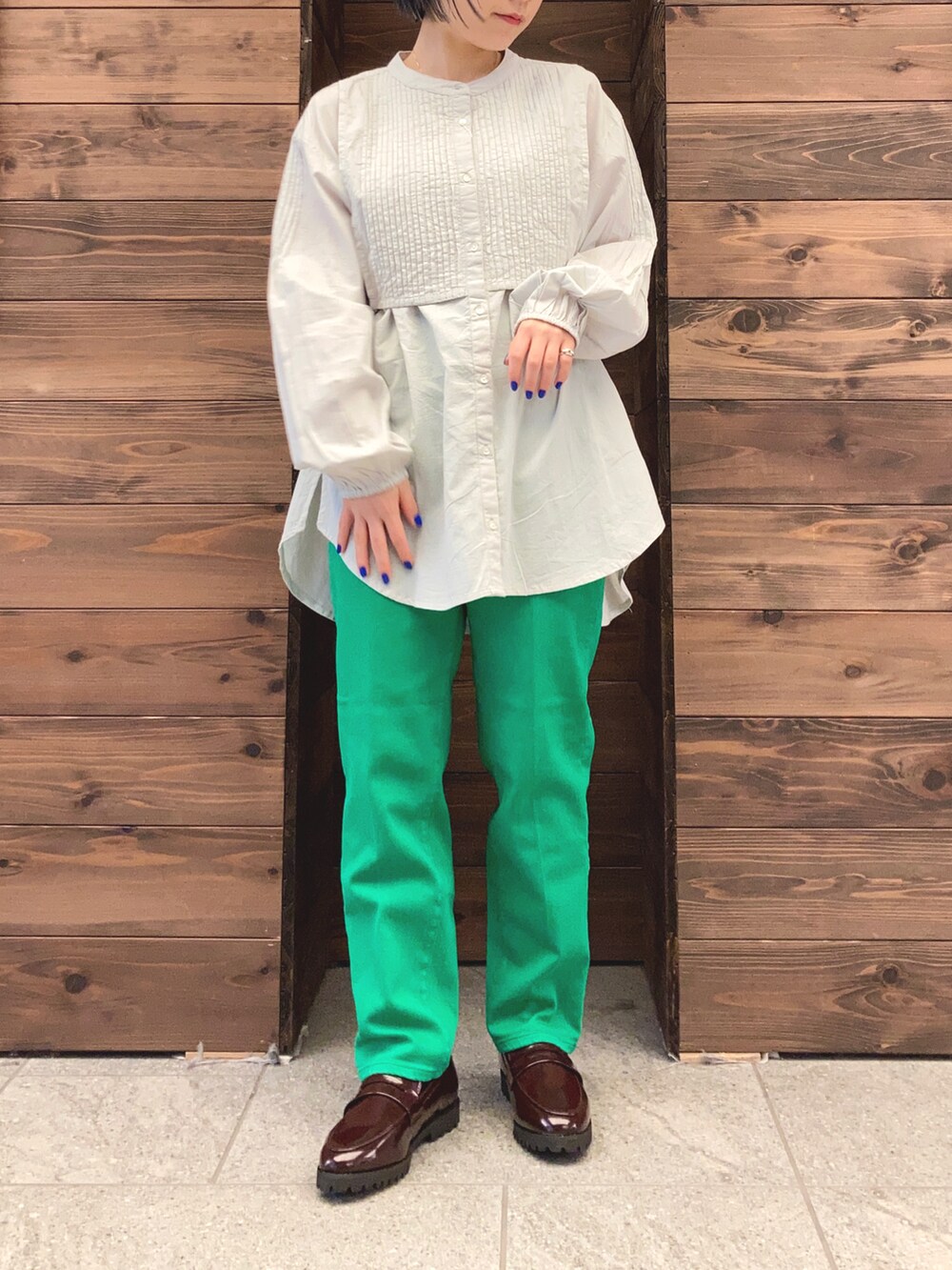 グレー系のシャツ/ブラウス、ベージュ系のその他アウター、ブラウン系のローファーを着用したレディースの春コーディネートの3枚目の写真