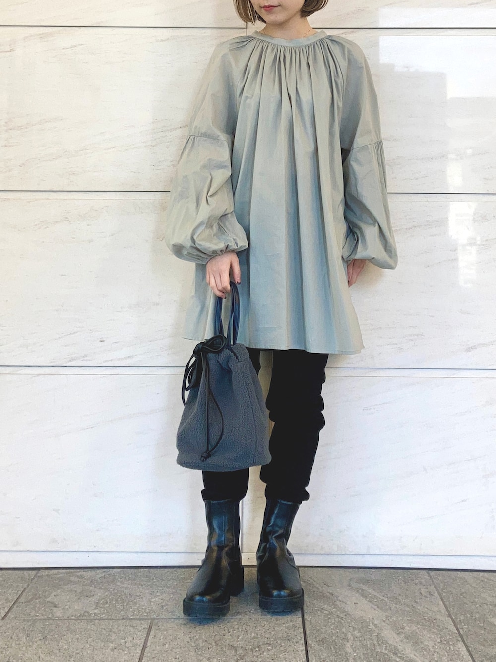 グリーン系のシャツ/ブラウス、ベージュ系のその他アウター、ブラック系のデニムパンツを着用したレディースの冬コーディネートの2枚目の写真