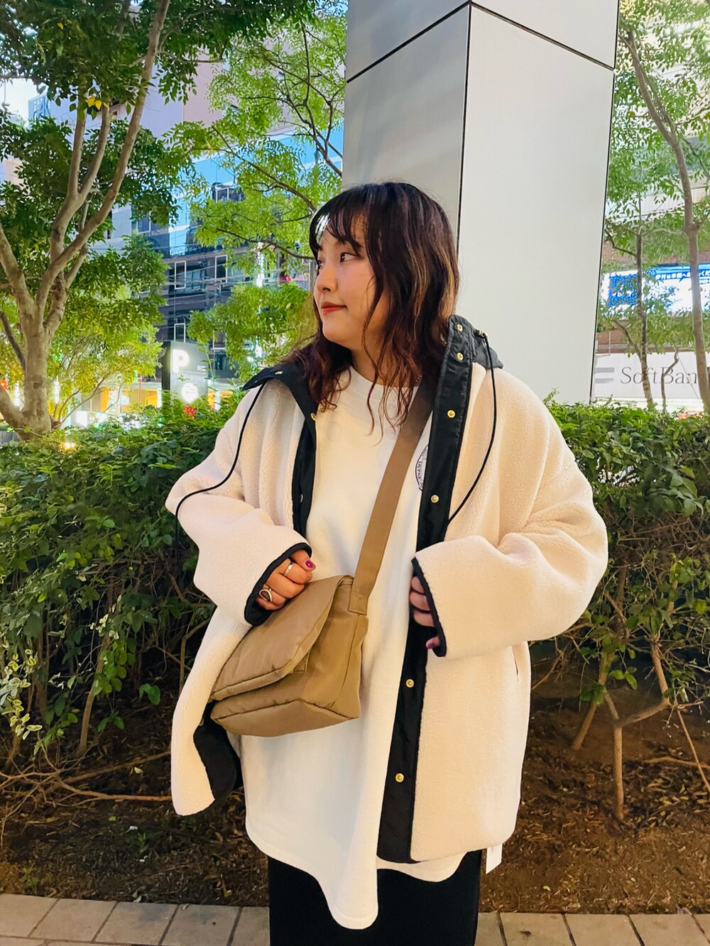 ベージュ系のTシャツ/カットソー、ホワイト系のその他アウター、ベージュ系のショルダーバッグを着用したレディースの冬コーディネートの4枚目の写真