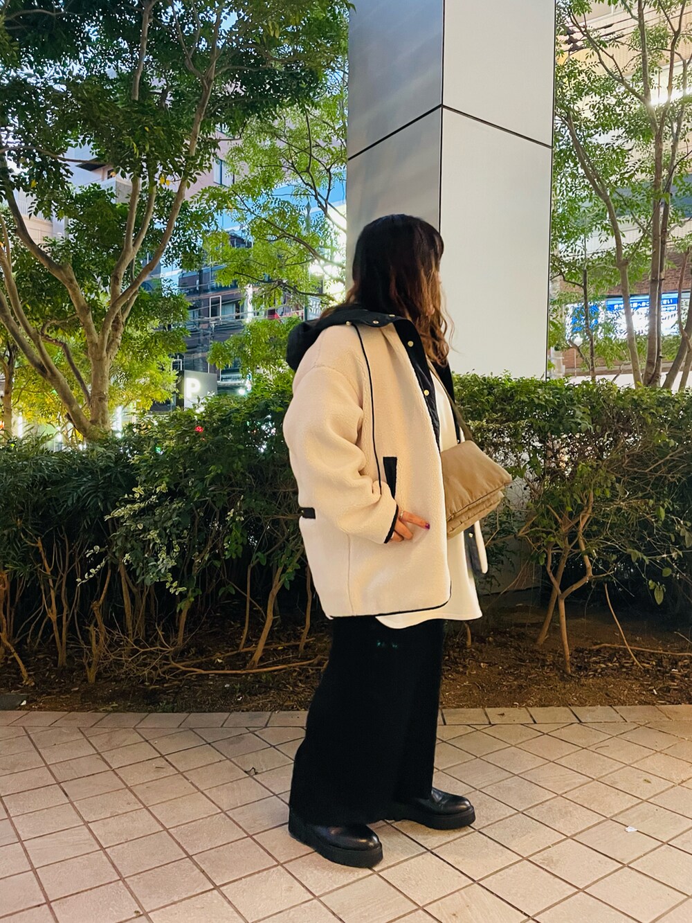 ベージュ系のTシャツ/カットソー、ホワイト系のその他アウター、ベージュ系のショルダーバッグを着用したレディースの冬コーディネートの2枚目の写真