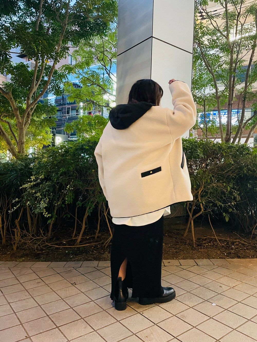 ベージュ系のTシャツ/カットソー、ホワイト系のその他アウター、ベージュ系のショルダーバッグを着用したレディースの冬コーディネートの3枚目の写真