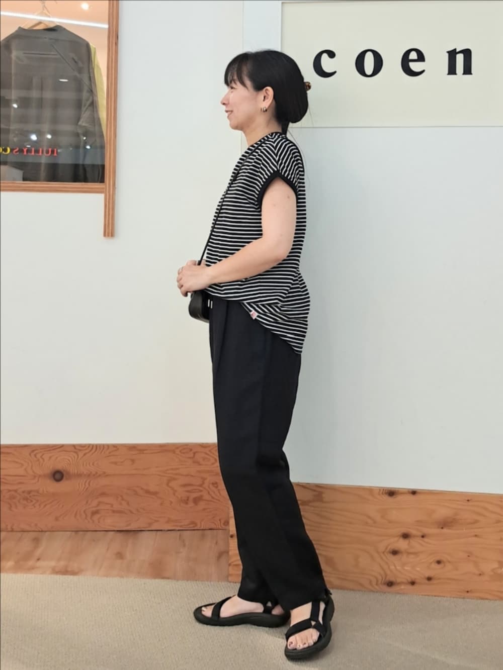 ブラック系のTシャツ/カットソー、ブラック系のその他パンツ、ブラック系のショルダーバッグを着用したレディースの夏コーディネートの3枚目の写真