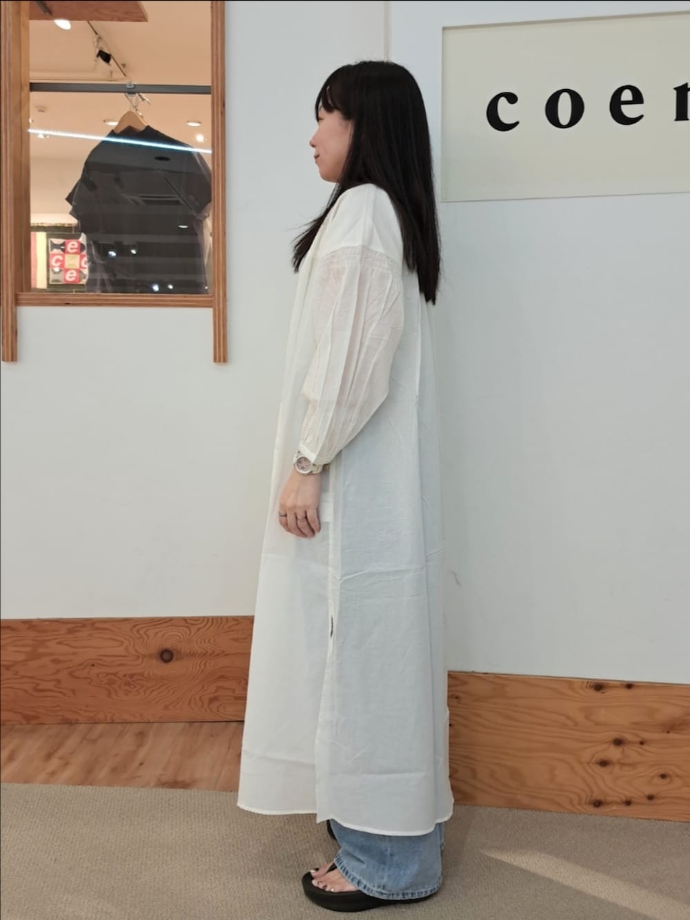 「coen、coenスタッフスタイリング、コーエン、デニム、シャツワンピ、シャツスタイル、シンプルコーデ、初夏コーデ、爽やかコーデ、oofos、いつもありがとうございます、おしゃれさんと繋がりたい」｜「coenのインドコットンシャーリングワンピース（シャツワンピース、ホワイト系）」を使った、coenなるせさん（骨格ストレート・レディース・157cm）の春コーディネートの3枚目の写真