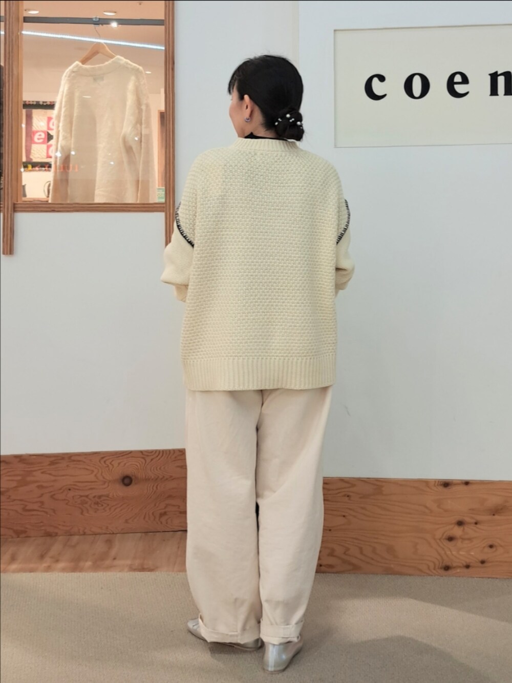 「coen、coenスタッフスタイリング、コーエン、淡色コーデ、モノトーン、ニット、ランタンパンツ、ワイドパンツ、パッチワークニット、秋冬コーデ、デニム、バレエシューズ、いつもありがとうございます、おしゃれさんと繋がりたい」｜「coenのハンドステッチパッチワークニット（ニット/セーター、ホワイト系）」を使った、coenなるせさん（骨格ストレート・レディース・157cm）の秋コーディネートの5枚目の写真