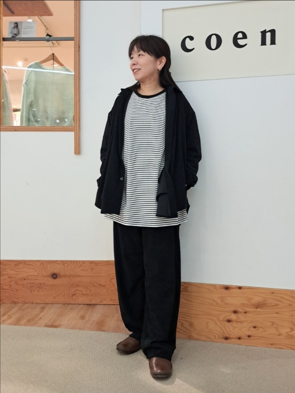 ブラック系のTシャツ/カットソー、ブラック系のシャツ/ブラウス、ブラック系のその他パンツを着用したレディースの秋コーディネートの2枚目の写真