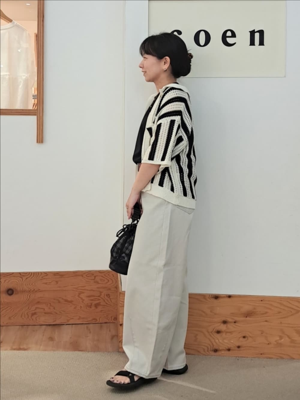 ブラック系のTシャツ/カットソー、グレー系のその他パンツ、その他のショルダーバッグを着用したレディースの春コーディネートの4枚目の写真