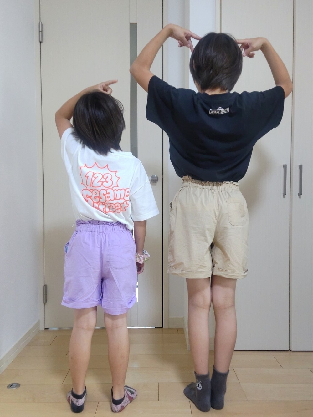 「coen、コーエン、coenスタッフスタイリング、セサミストリート、姉妹コーデ、夏コーデ、夏だ！Tシャツ着よう！、いつもありがとうございます、おしゃれさんと繋がりたい、ショートパンツ」｜「coenの【coen キッズ/ジュニア】セサミストリートコラボTシャツ（Tシャツ/カットソー、ホワイト系）」を使った、coenなるせさん（キッズ・145cm）の夏コーディネートの3枚目の写真