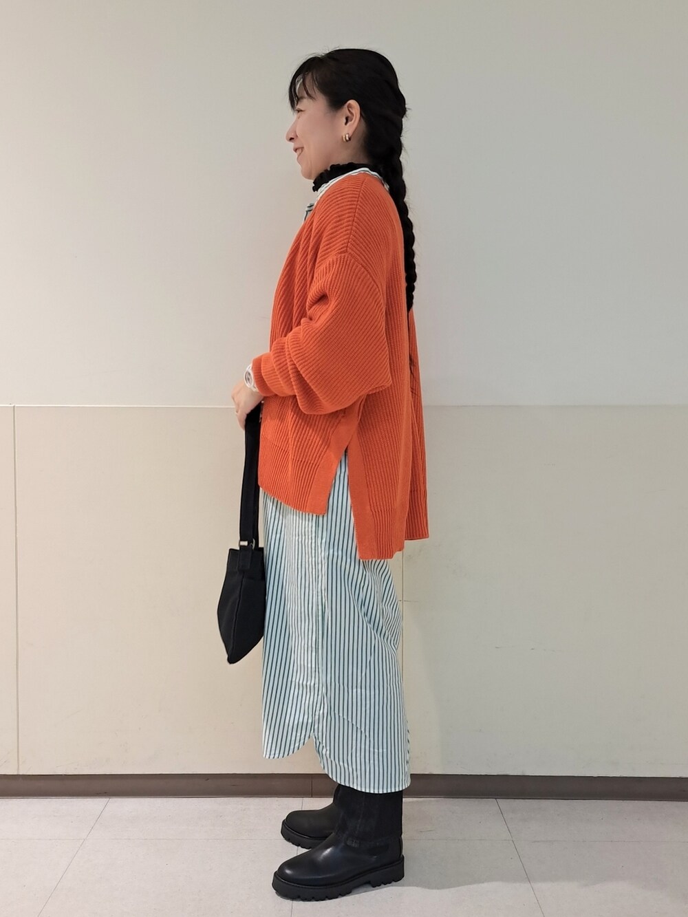 「coen、コーエン、シャツワンピ、デニム、秋服準備はじめました、カーディガン、オレンジ、大人カジュアル、ブーツ、いつもありがとうございます、おしゃれさんと繋がりたい、coenスタッフスタイリング」｜「coenのサイドゴアトラックブーツ（ブーツ、ブラック系）」を使った、coenなるせさん（レディース・157cm）の夏コーディネートの2枚目の写真