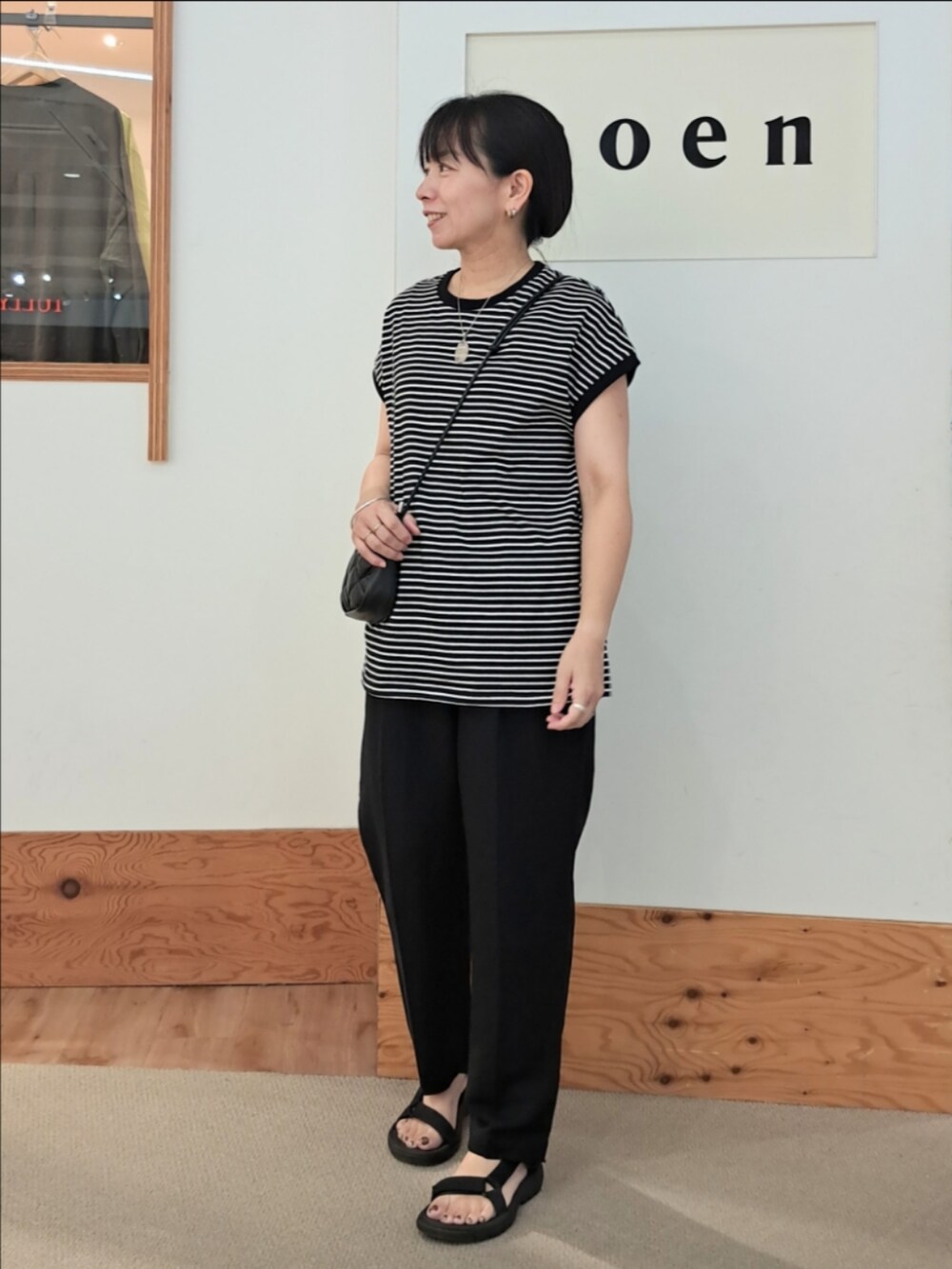 ブラック系のTシャツ/カットソー、ブラック系のその他パンツ、ブラック系のショルダーバッグを着用したレディースの夏コーディネートの2枚目の写真