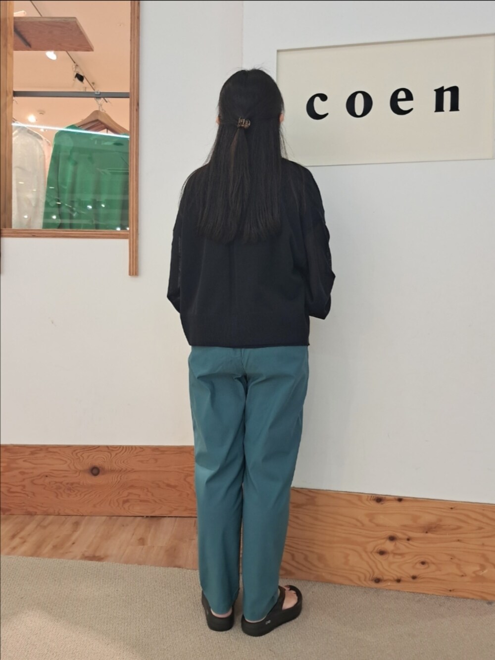「coen、coenスタッフスタイリング、コーエン、アツいコーデ全部見せ、大人カジュアル、きれいめカジュアル、シンプルコーデ、秋服準備はじめました、アンサンブル、ラクチンコーデ、ミニバッグ、いつもありがとうございます、おしゃれさんと繋がりたい」｜「coenのサラコライトクロップドカーディガン（カーディガン/ボレロ、ブラック系）」を使った、coenなるせさん（骨格ストレート・レディース・157cm）の夏コーディネートの4枚目の写真