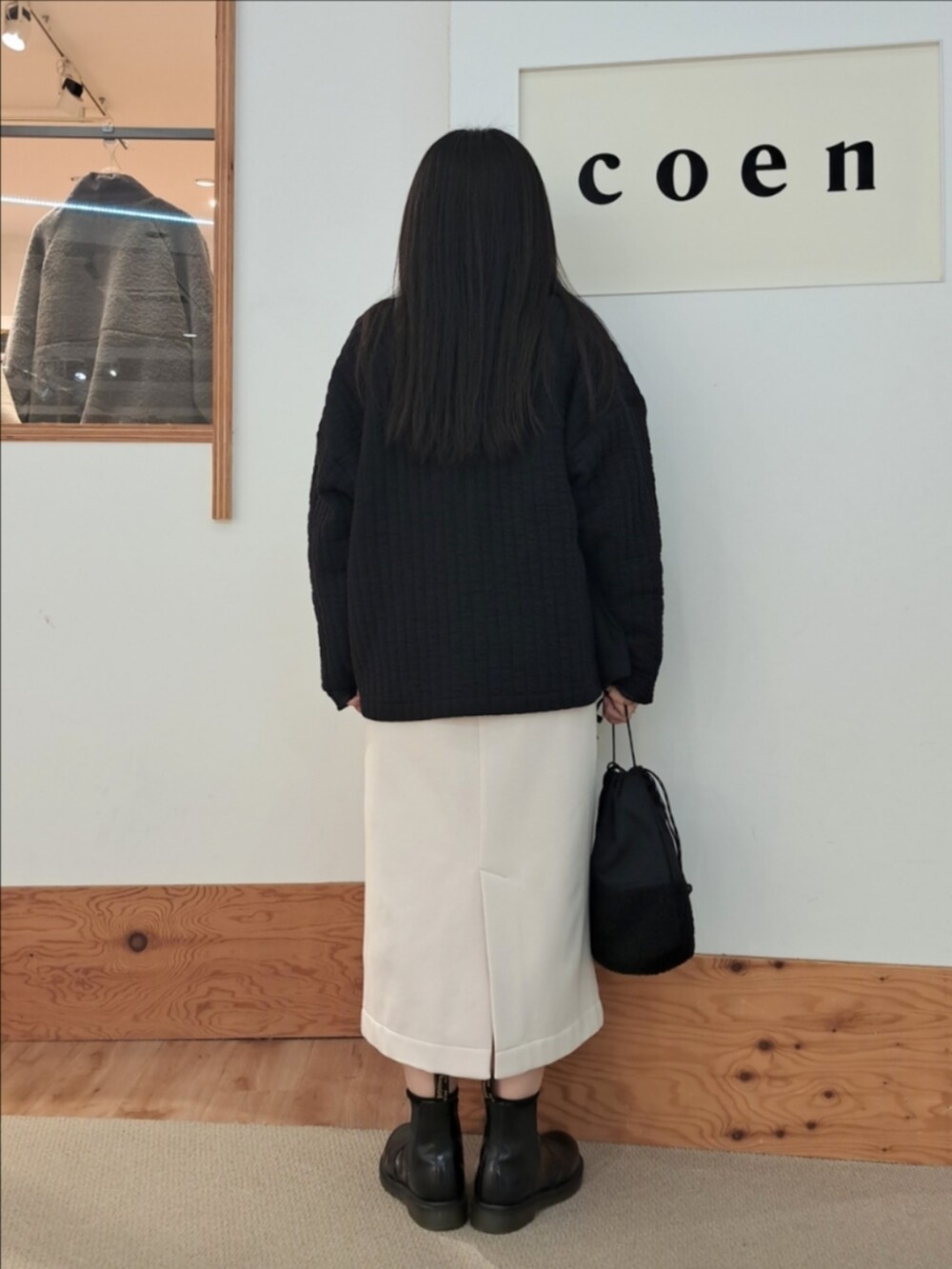 「coen、coenスタッフスタイリング、コーエン、ファッションを楽しもう、ジャンパースカート、ワンピース、きれいめカジュアル、カラーコーデ、カーディガン、タートルネック、ブーツ、キルティング、巾着バッグ、いつもありがとうございます、おしゃれさんと繋がりたい」｜「coenのホールガーメントタートルネックニット（ニット/セーター、レッド系）」を使った、coenなるせさん（骨格ストレート・レディース・157cm）の秋コーディネートの4枚目の写真